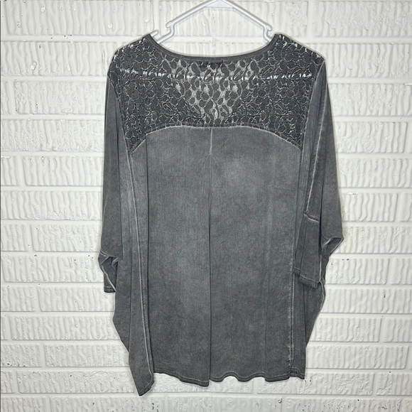 One World Gray V-Neck Women's Top - Picture 2 of 4